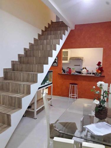 里约热内卢Casa的客厅的楼梯,配有桌子和厨房