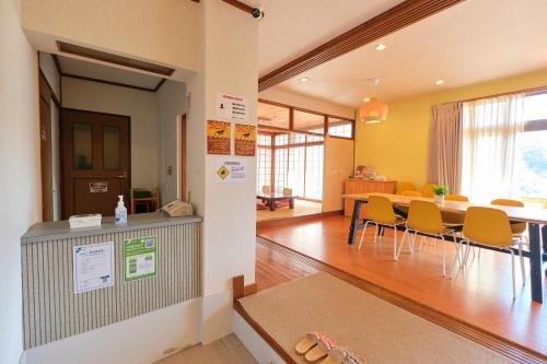 汤河原町Onsen Ryokan -Suikoen-的一间设有桌椅的等候室