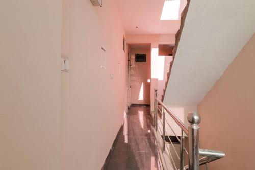 瓜廖尔OYO Siddhi Vinayak Guest House的大楼内带楼梯的走廊