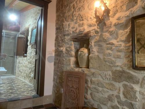 Casa tipica sarda的浴室设有石墙和水槽