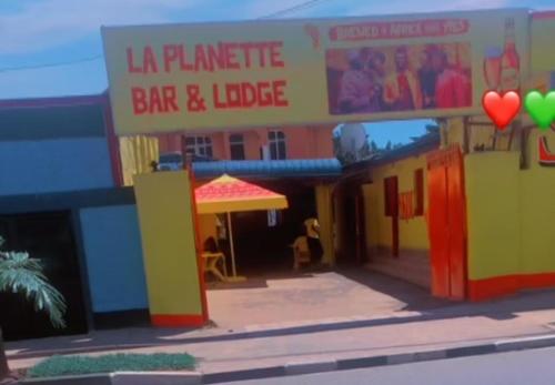 吉塞尼LA PLANETTE LODGE & BAR的一座带酒吧和餐厅的腿屋