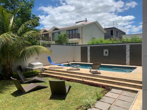 弗利康弗拉克Mungur villa的一个带椅子的后院和游泳池