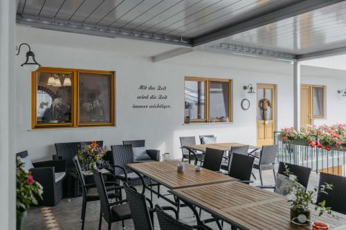 伊尔米茨Weingut und Gästehaus Salzl的一间带桌椅的用餐室