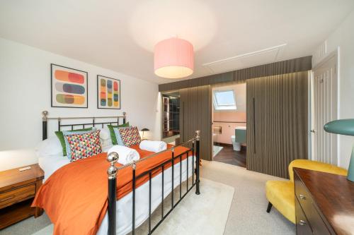 克雷尔Westland Shores的一间卧室设有一张床和一间客厅。