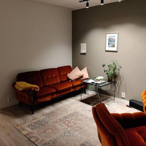 卡伯尔沃格Nybygget leilighet i Kabelvåg的客厅配有棕色沙发和桌子