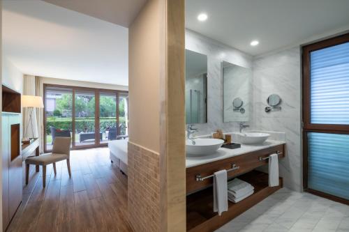 贝尔迪比Nirvana Mediterranean Excellence - Ultra All Inclusive的一间带两个盥洗盆和大镜子的浴室