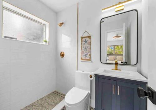 那不勒斯Stunning 3 Bedroom Home In Naples的一间带水槽和镜子的浴室