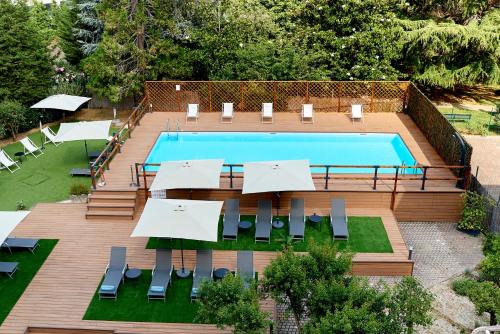 罗马西方奥里利亚酒店的享有带桌椅的游泳池的顶部景致