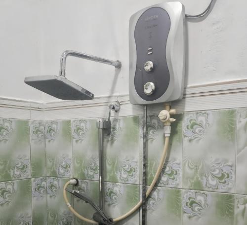 加姆波勒Villa kresilda的带淋浴头和立体镜的浴室
