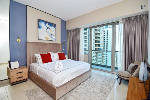 迪拜Sea-View 2Bedroom plus Sofa Bed - Near JBR Beach - HEI的一间卧室设有一张大床和一个大窗户