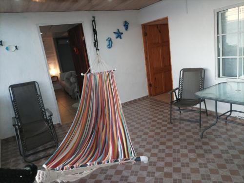 塔沃加La casa de Wili Taboga 62,61,00,07的配有桌椅和挂帐篷的房间