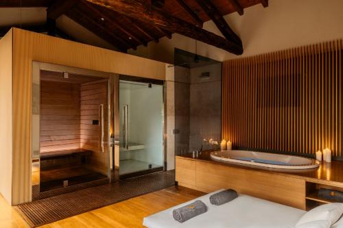 特雷梅佐特雷麦梭大酒店的大型浴室设有浴缸和淋浴。