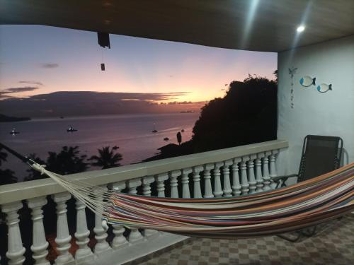 塔沃加La casa de Wili Taboga 62,61,00,07的海景阳台上的吊床