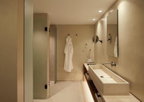 安倍拉斯PAROCKS Luxury Hotel & Spa的一间带水槽和镜子的浴室