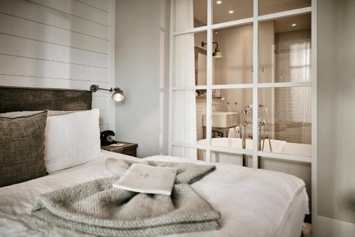 蒂门多弗施特兰德The Cozy Hotel & Lofts Timmendorfer Strand的一间卧室配有一张床,床上有毛巾