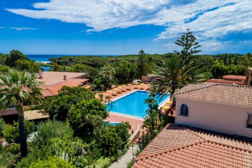 奥罗塞伊Villaggio Cala Ginepro Resort & SPA的享有带游泳池的别墅的空中景致