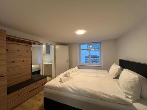 沙夫豪森The R Apartment Randen的卧室设有一张白色大床和一扇窗户。