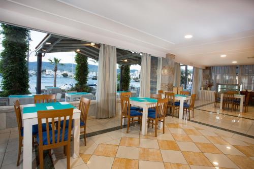科斯镇科斯塔宫酒店的一间带桌椅的海景餐厅