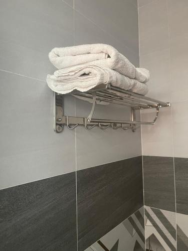 Tràm ChimVIEW HOTEL-TRÀM CHIM的浴室内毛巾架和白色毛巾