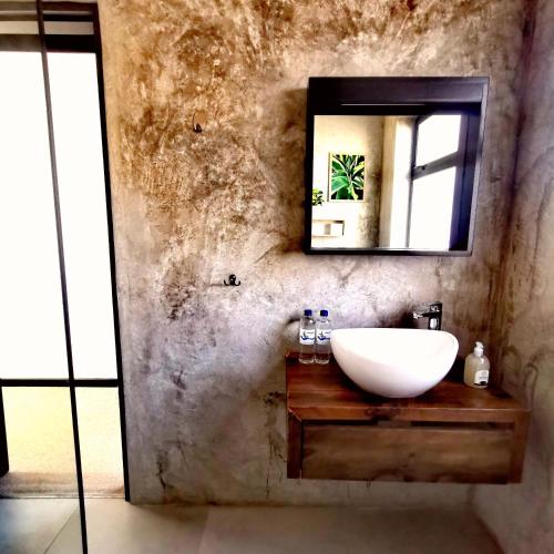 鲸湾港Beachfront Townhouse - MowenOne的一间带水槽和镜子的浴室