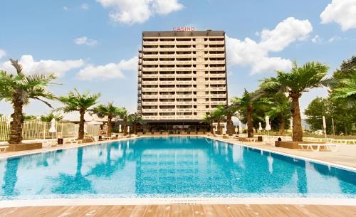阳光海滩Europe Hotel & Casino All Inclusive的一个大型游泳池,酒店背景