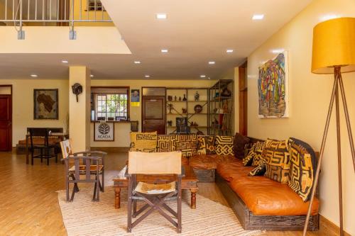 内罗毕Acacia Tree Lodge的客厅配有沙发和桌子