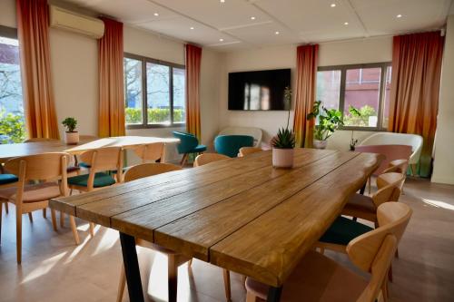 比亚里茨Sure Hotel by Best Western Biarritz Aeroport的一间会议室,配有桌椅和窗户