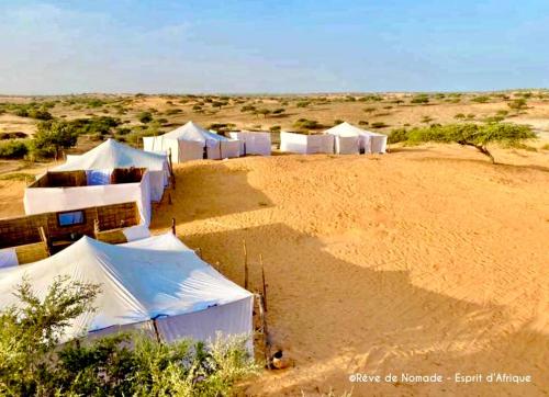 LompoulCamp Rêve de Nomade的沙漠中的一组帐篷