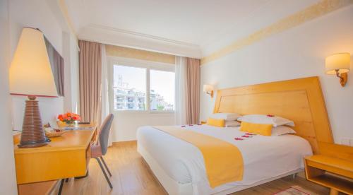 阿加迪尔阿加迪尔提姆雷酒店及Spa的配有一张床、一张书桌和一扇窗户的酒店客房