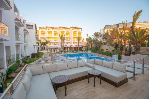 阿加迪尔阿加迪尔提姆雷酒店及Spa的带沙发和游泳池的阳台