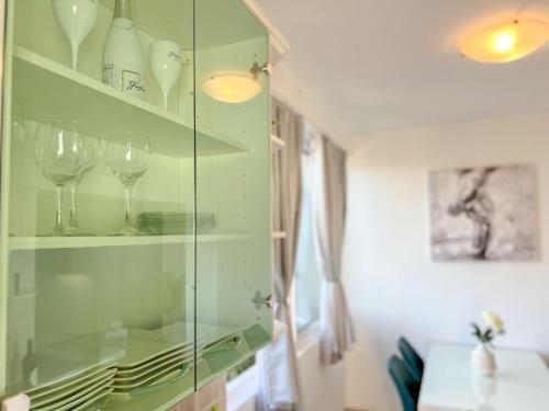 马卡尔斯卡Apartment Holiday Makarska的玻璃柜,带酒杯