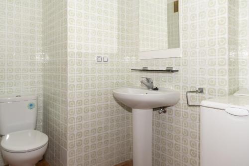 库列拉Florazar 1, I-A 7-B的一间带卫生间和水槽的浴室