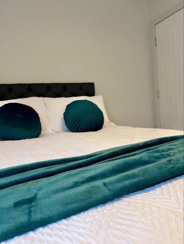 海塞Studios 21- By Eazy Rooms的床上有2个蓝色枕头