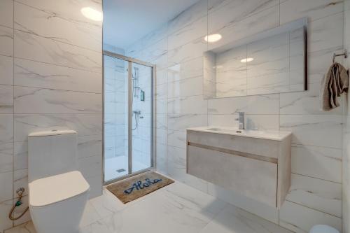 Hal GhaxiakSalmar Court Holiday Apartments的白色的浴室设有卫生间和水槽。
