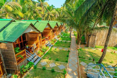 阿贡达Agonda Serenity Resort的棕榈树度假村的空中景致