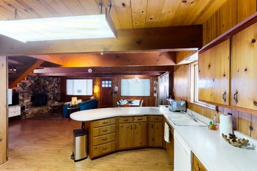 塔霍城Ward Creekside Cabin的厨房配有木制橱柜和天窗。
