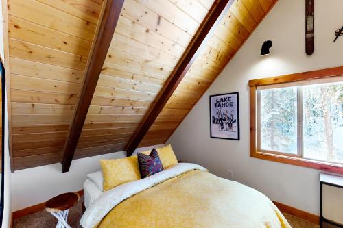 塔霍城Ward Creekside Cabin的树屋的卧室,配有床