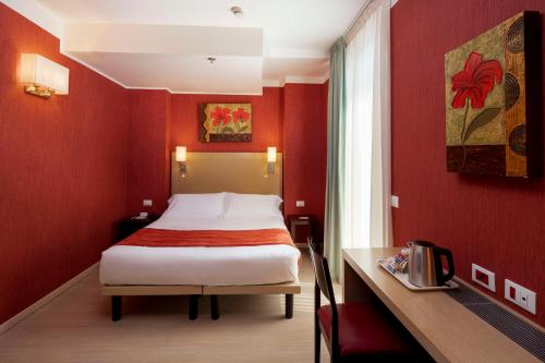 热那亚贝斯特韦斯特波尔托安蒂科酒店的一间红色客房内的卧室