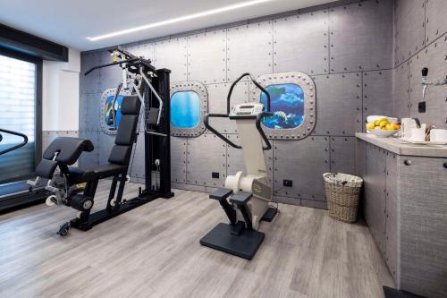热那亚贝斯特韦斯特波尔托安蒂科酒店的健身房,带两台跑步机