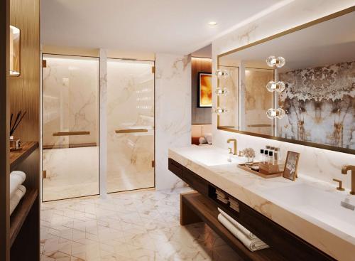 新加坡Grand Hyatt Singapore的浴室设有2个盥洗盆、淋浴和镜子。