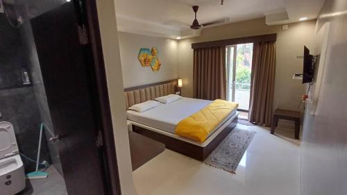 普里Sridham的一间卧室配有一张黄色毯子床