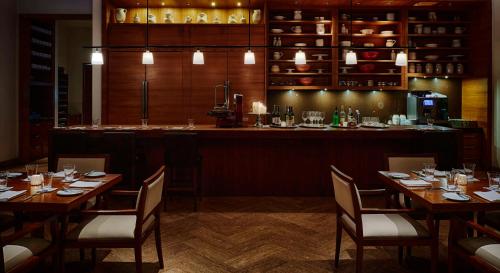 钦奈帕克晨奈凯悦酒店的一间带木桌的餐厅和一间酒吧