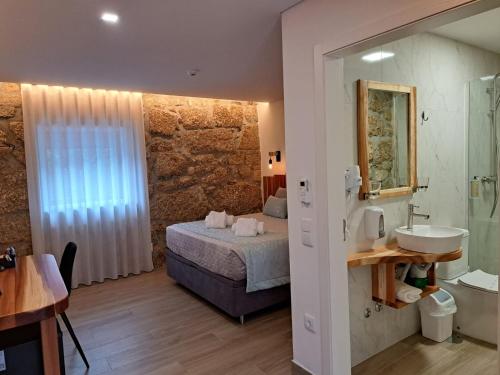 帕科斯费雷拉Agrafonte的一间卧室配有一张床,浴室设有水槽