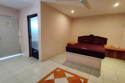 巴亚尔塔港OYO Hotel Brisas Del Pacífico的卧室,卧室配有一张床,卧室位于带门的房间