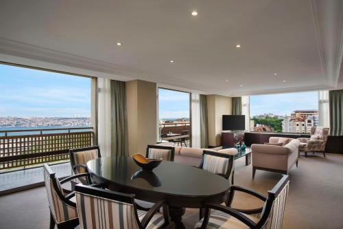伊斯坦布尔希尔顿伊斯坦布尔博斯普鲁斯酒店的一间享有美景并配有桌椅的客厅