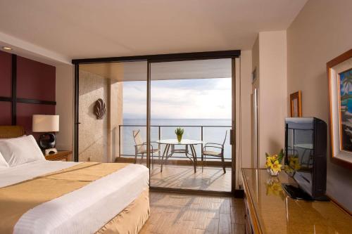 拉海纳阿斯顿玛哈纳卡纳帕利酒店的酒店客房设有一张床,享有海景。