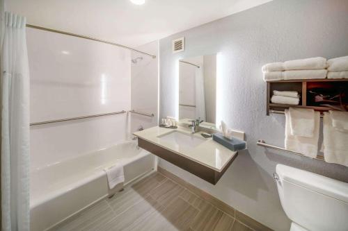 琼斯伯勒La Quinta by Wyndham Jonesboro的白色的浴室设有水槽和浴缸。