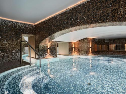 华沙莱佛士欧罗佩斯基华沙酒店的大楼内的大型游泳池
