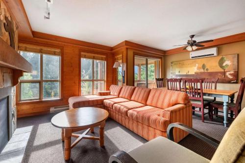 惠斯勒Hilton Grand Vacations Club Whistler的客厅配有沙发和桌子