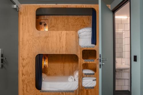 旺夫Eklo Paris Expo Porte de Versailles的带三张双层床的客房 - 带浴室